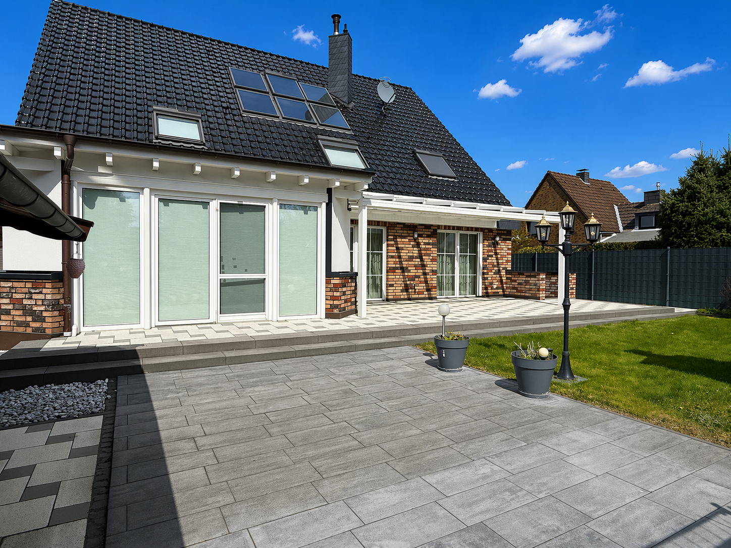 Wohnen auf höchstem Niveau: repräsentatives Zweifamilienhaus mit Südgarten und 2 Garagen (6 PKW-Stellplätze) in der begehrten Vogelsiedlung Unterrath/Grenze Stockum