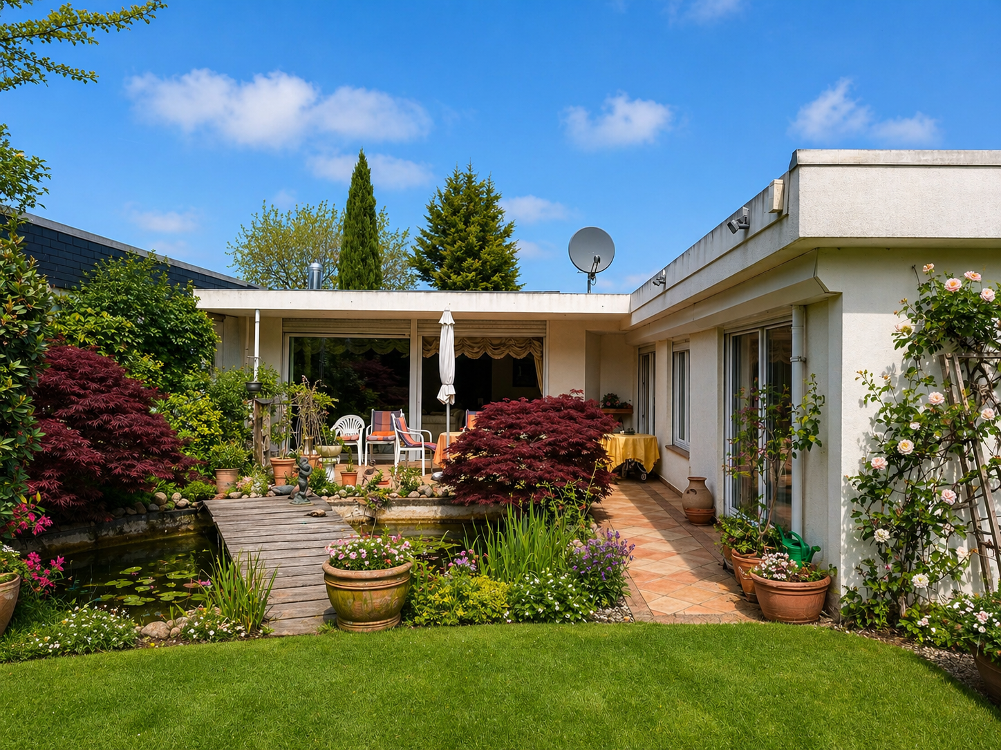 „Exklusiver Bungalow mit Wellnessbereich, Garten und Garagen in Düsseldorf-Lörick“
