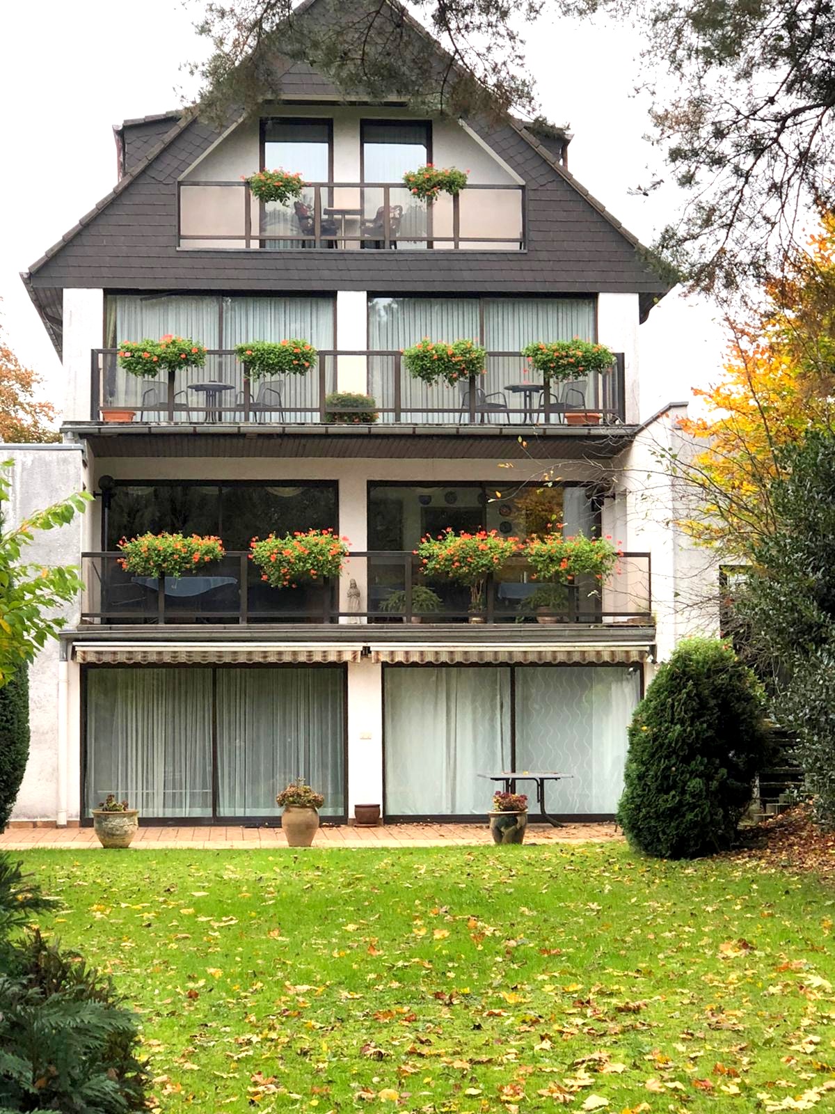 TOP-RENDITE! Hotel Garni in Lohausen nahe der Messe, vollvermietet an die Stadt Düsseldorf