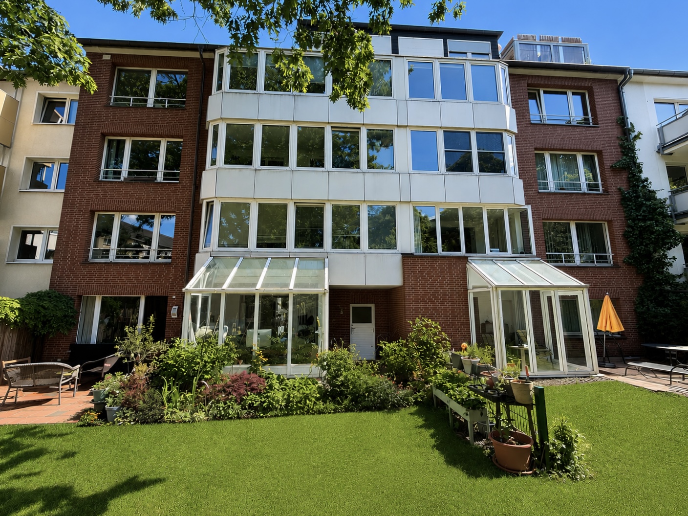 Kapitalanlage in Premiumlage – Mehrfamilienhaus mit TG-Stellplätzen und Entwicklungspotenzial in Düsseldorf-Oberkassel“