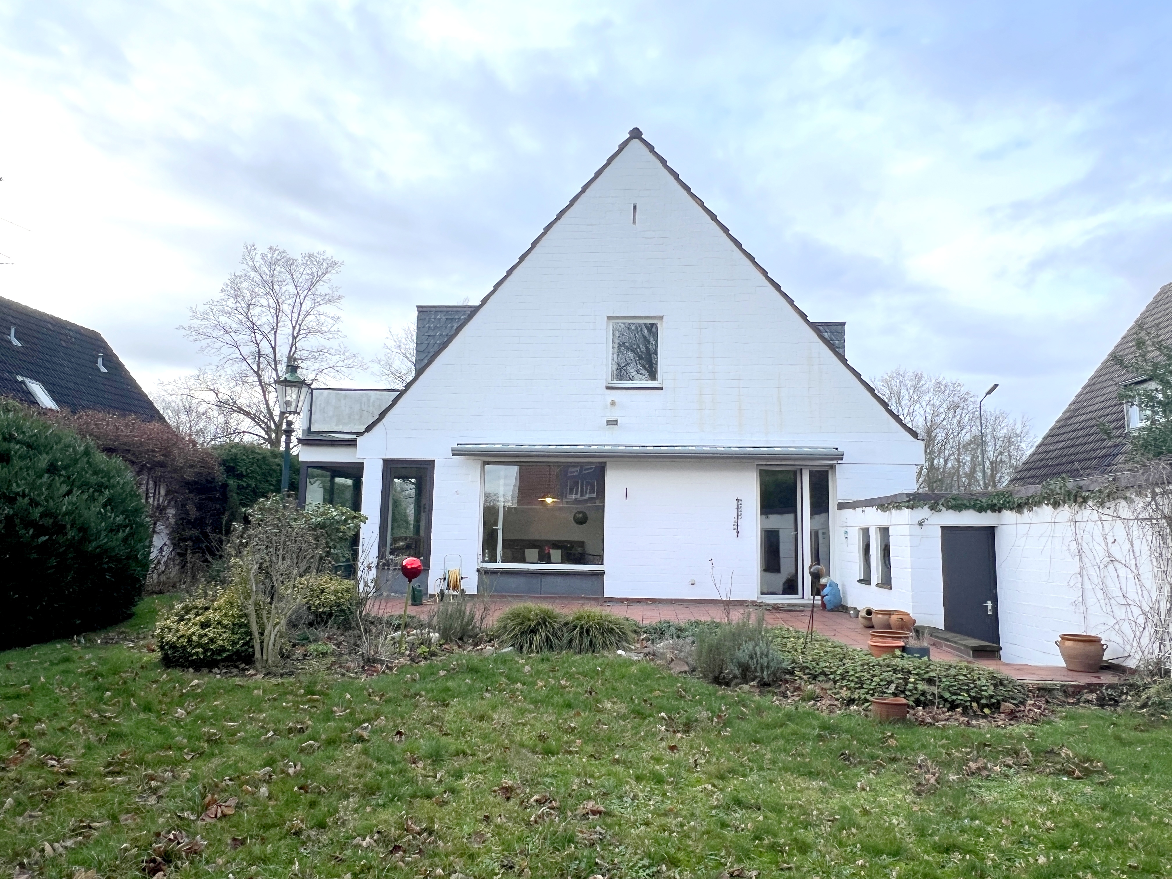Freistehendes Einfamilienhaus mit großzügigem Gartengrundstück und Garage in Unterrath/Stockum