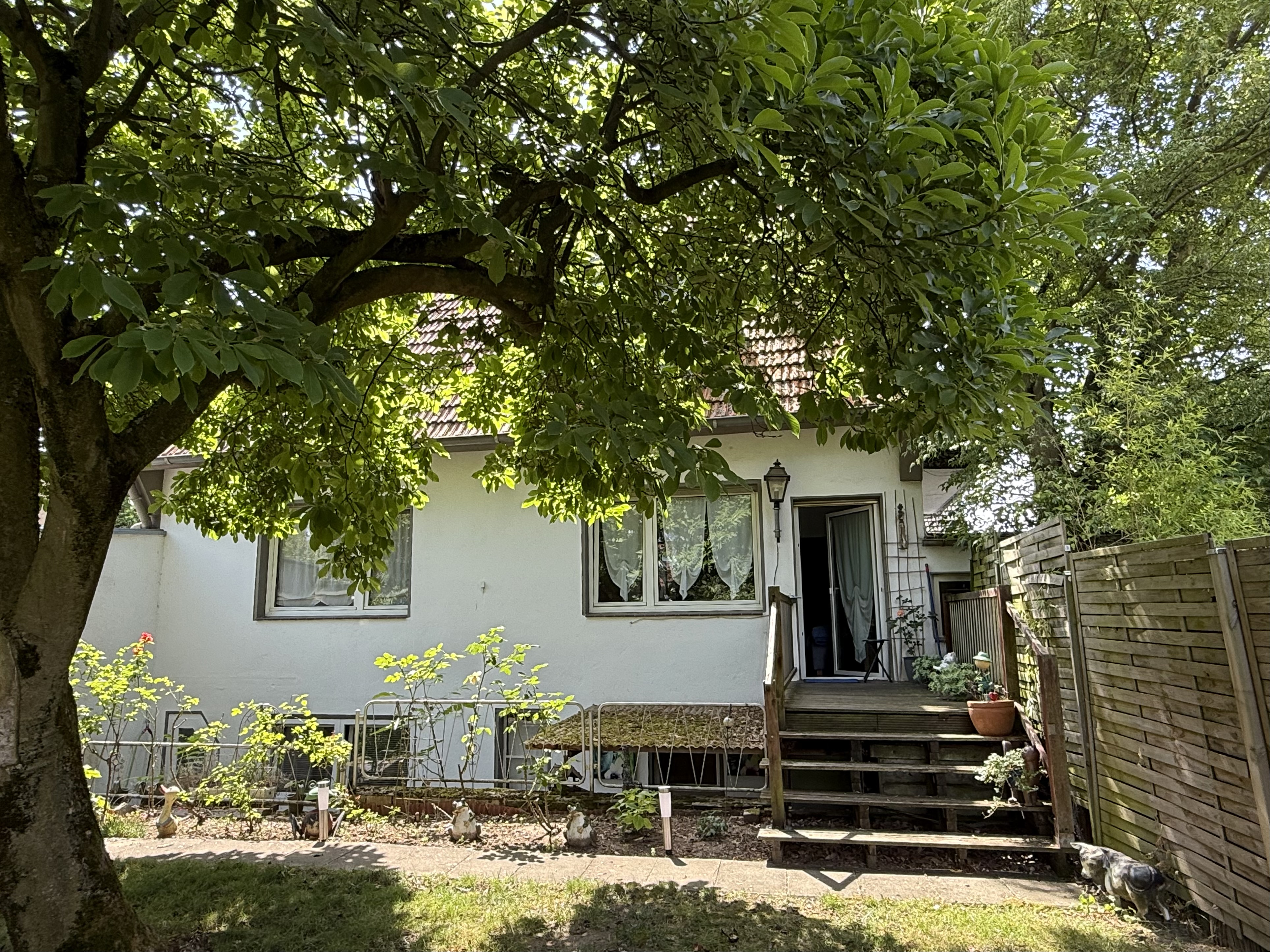 „Ihr neues Zuhause mit Gartenidylle – freistehendes EFH mit 2 Garagen in der begehrten Vogelsiedlung in Unterrath/Grenze Stockum“